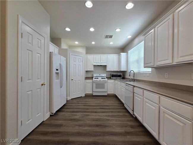 Building Photo - 8789 Ashley Park Ave