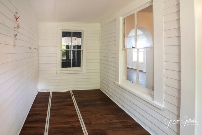 Building Photo - 213 N Main St