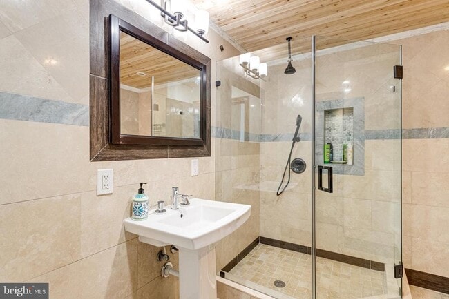 Building Photo - 612 Rivercrest Dr