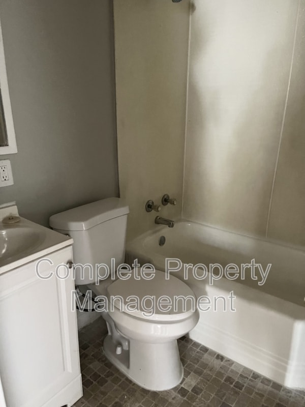 Building Photo - 2213 Fulton Ave SW