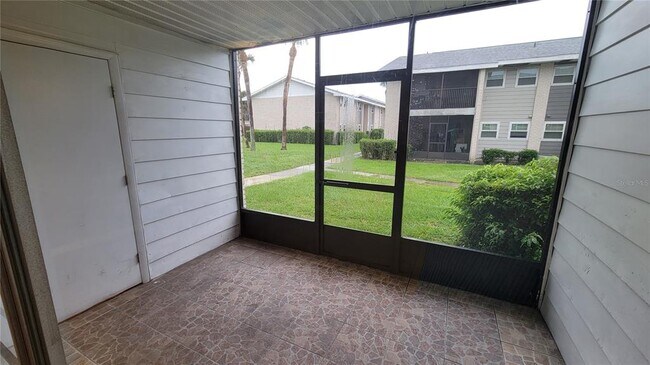 Building Photo - 863 Sky Lake Cir