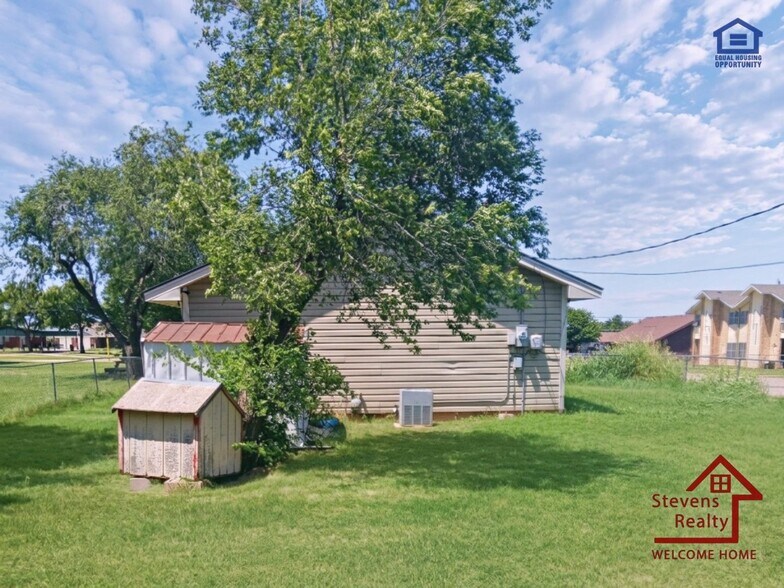Building Photo - 1302 SW Texas Ave