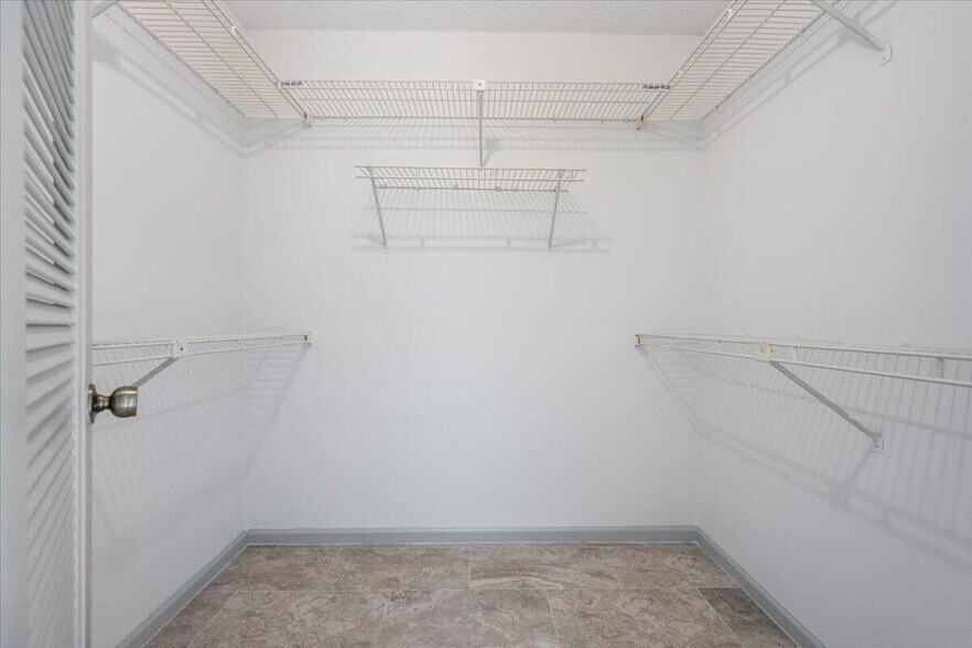 Building Photo - 2216 Amesbury Ct