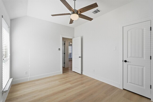 Building Photo - 1295 White Water Ln