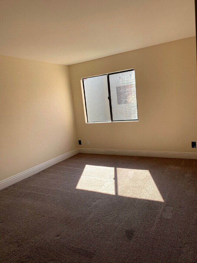 Building Photo - $2,700 - 2 Bed / 2 Bath Condo in Mira Mesa