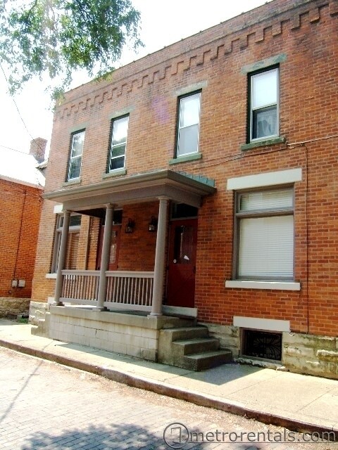 Building Photo - 2 bedroom, 2.5 bathroom brick townhouse