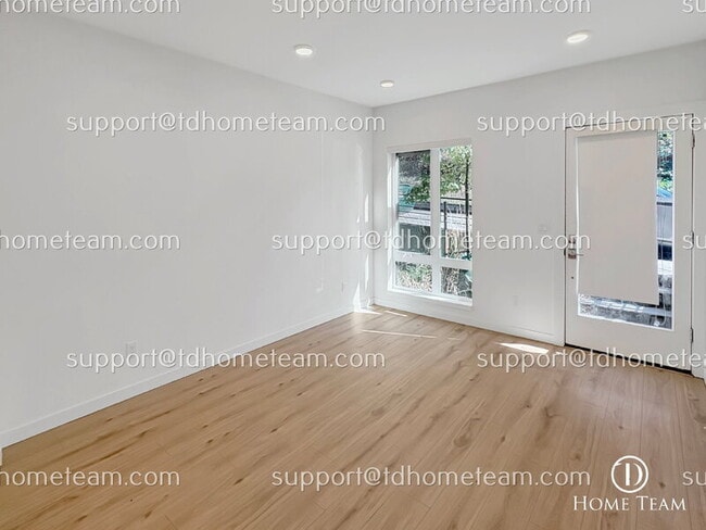 Building Photo - 3015 30th Ave W