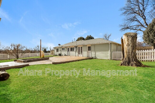 Building Photo - 2123 Robin Dr