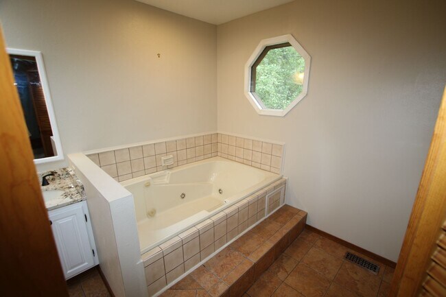 Building Photo - 4 Bedroom Eagle River Home!