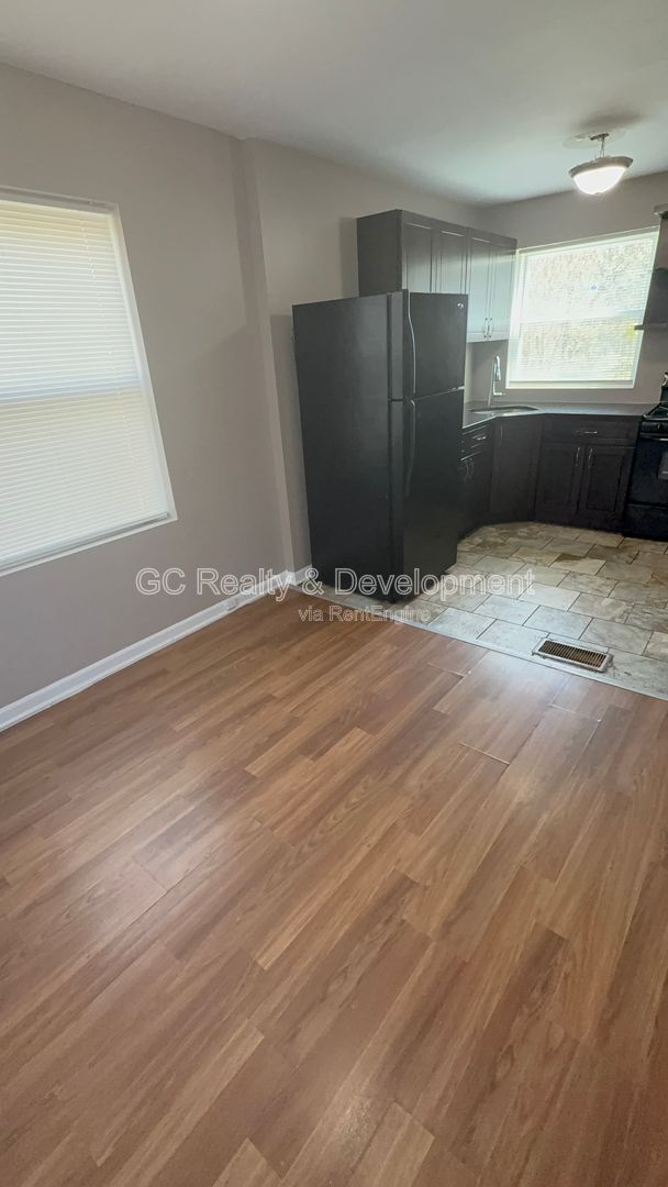 Building Photo - 9951 S Oglesby Ave