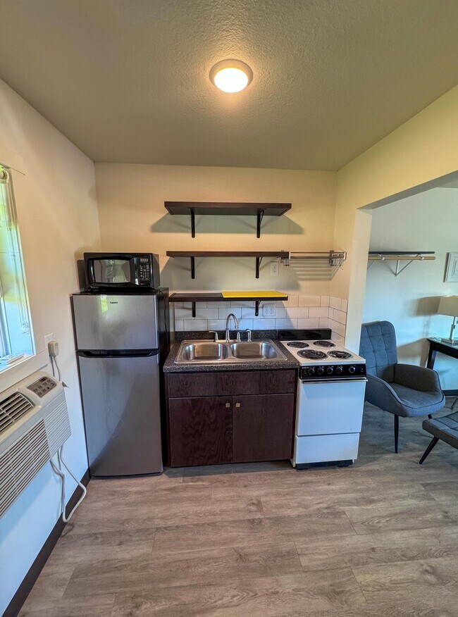 Building Photo - Furnished Studio
