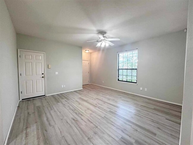 Building Photo - 10000 Shadowview Dr