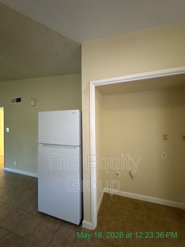 Building Photo - 1140 W Tulare Ave