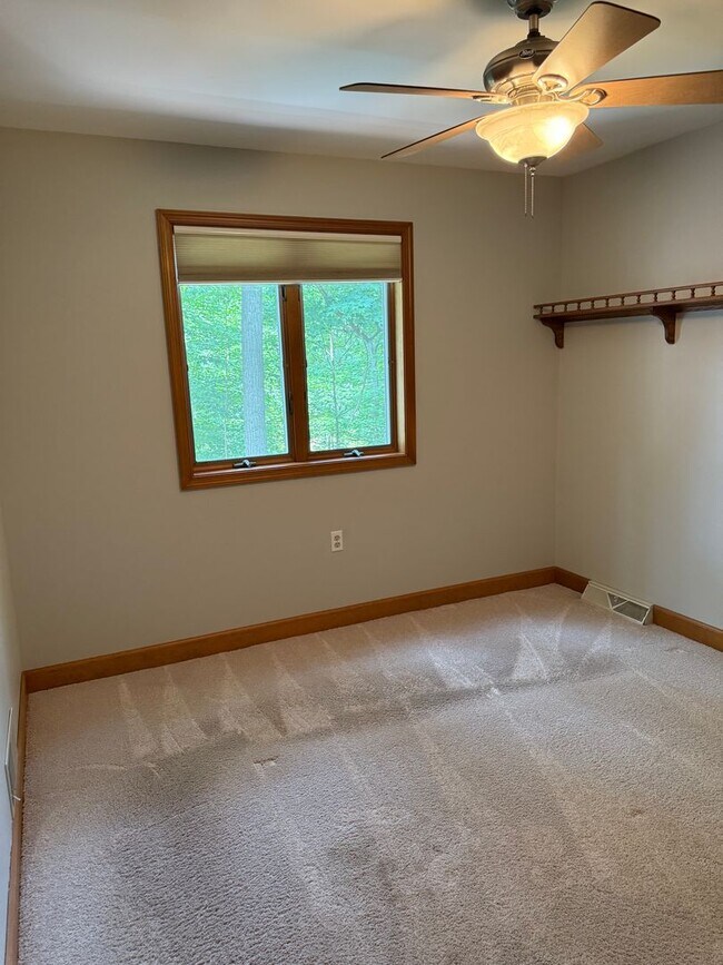 Building Photo - 1531 E Strohm Dr