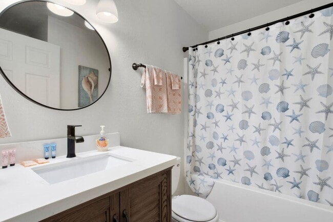 Building Photo - Furnished Duplex