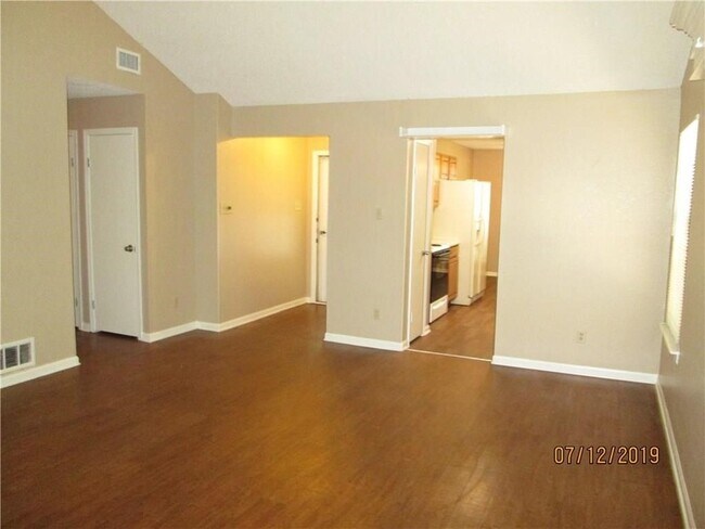 Building Photo - 2701 Fountainview Dr