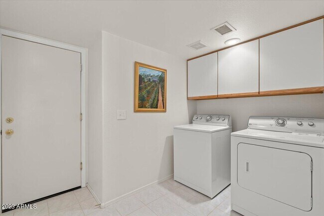 Building Photo - 4326 E Rancho Tierra Dr