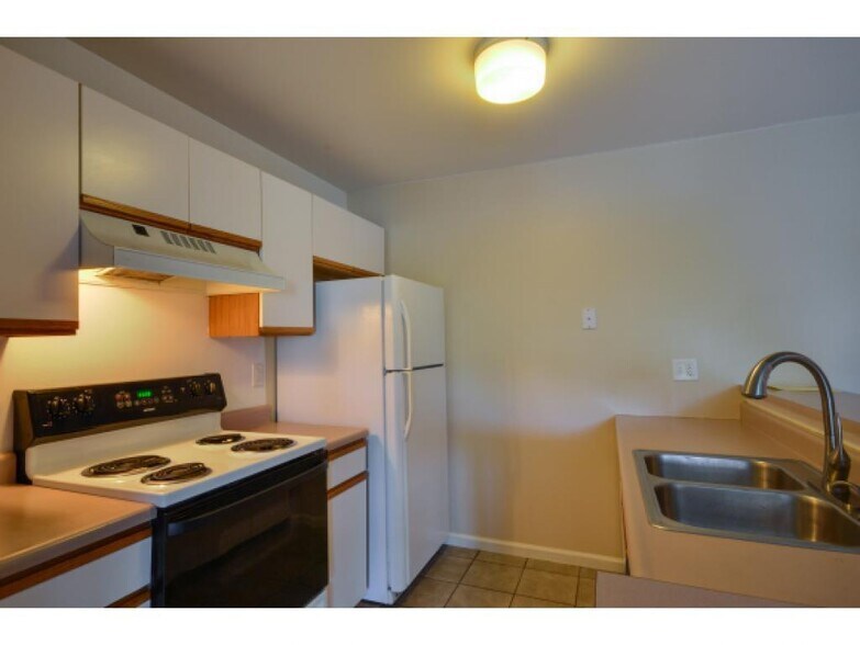 Kitchen - 372 Hildred Dr