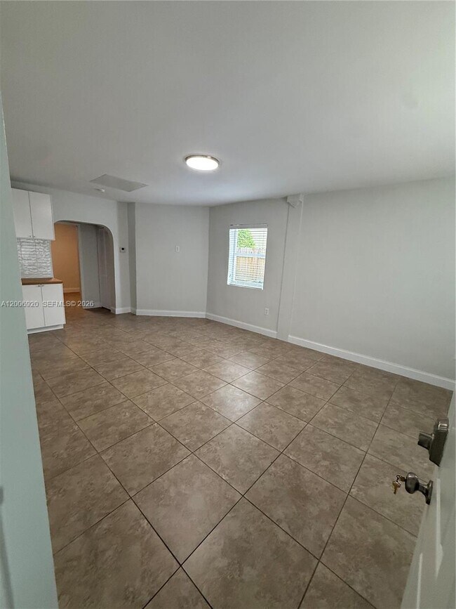 Building Photo - 2816 Pine Tree Dr