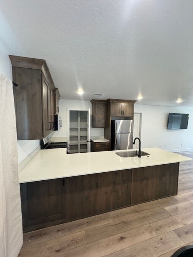 Building Photo - Room for Rent in Two Bedroom Unit