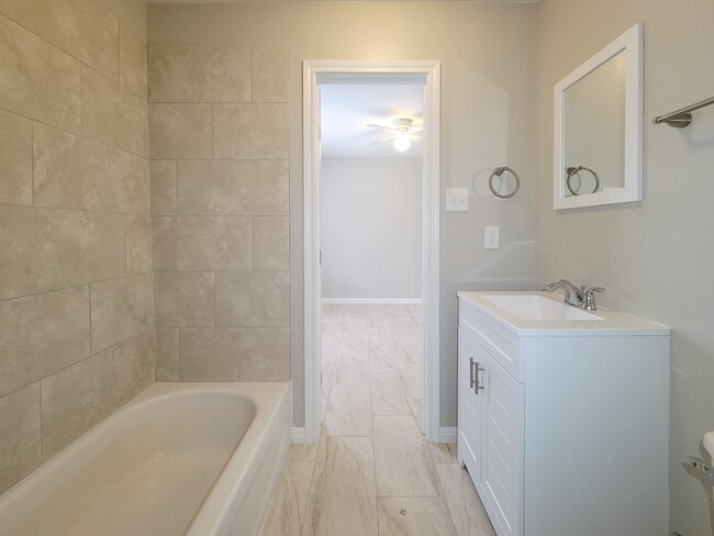 Building Photo - 3206 Lobit Dr