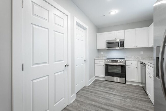 Building Photo - 5 Meadowbrook Dr W