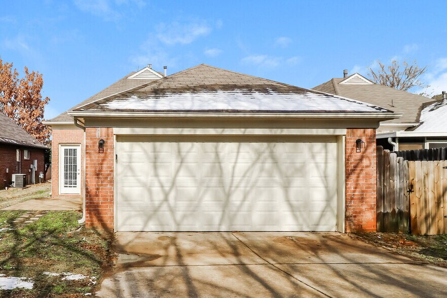 Building Photo - 6943 Parkbrook Ln