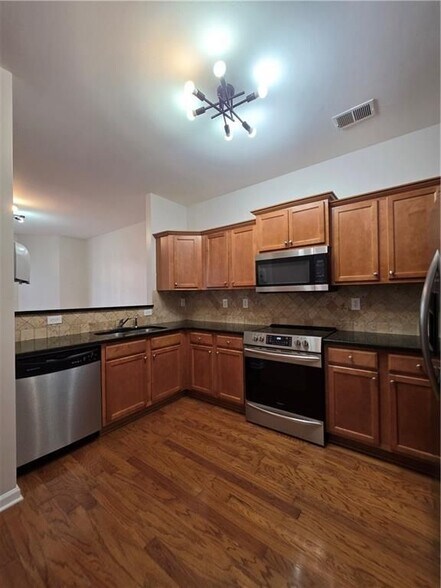 Building Photo - 3090 Branham Dr