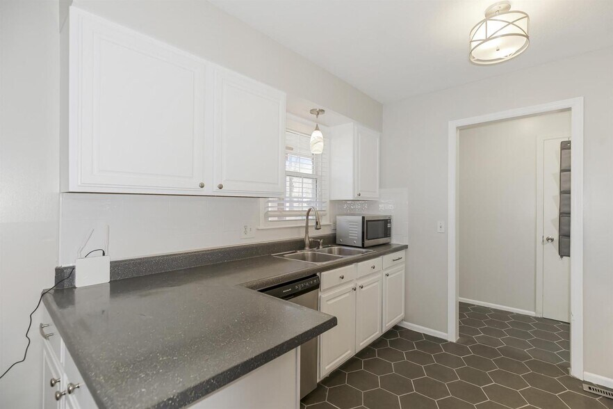 Building Photo - 407 SW Stratford Rd