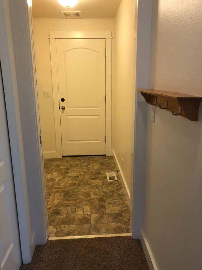 Building Photo - Nice 4 bedroom home with open floor plan and great outdoor space