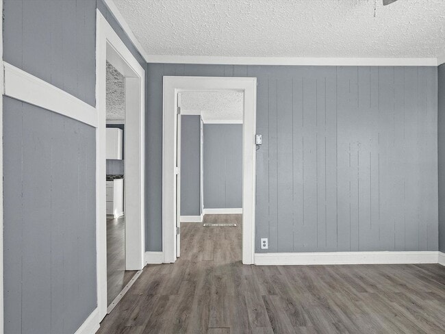 Building Photo - Spacious 2 Bed, 1 Bath Apartment