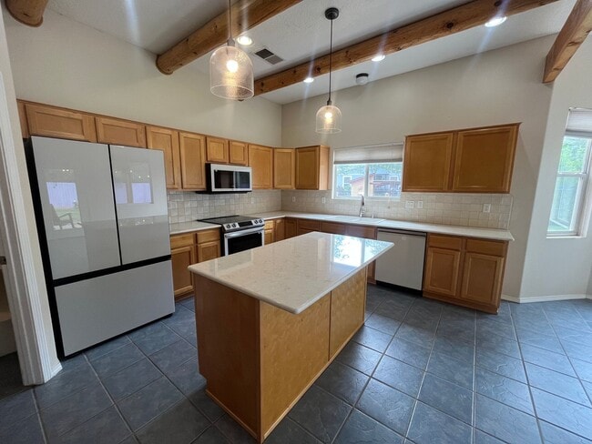 Building Photo - Gorgeous and Quiet 4 Bedroom 2.5 Bathroom ...