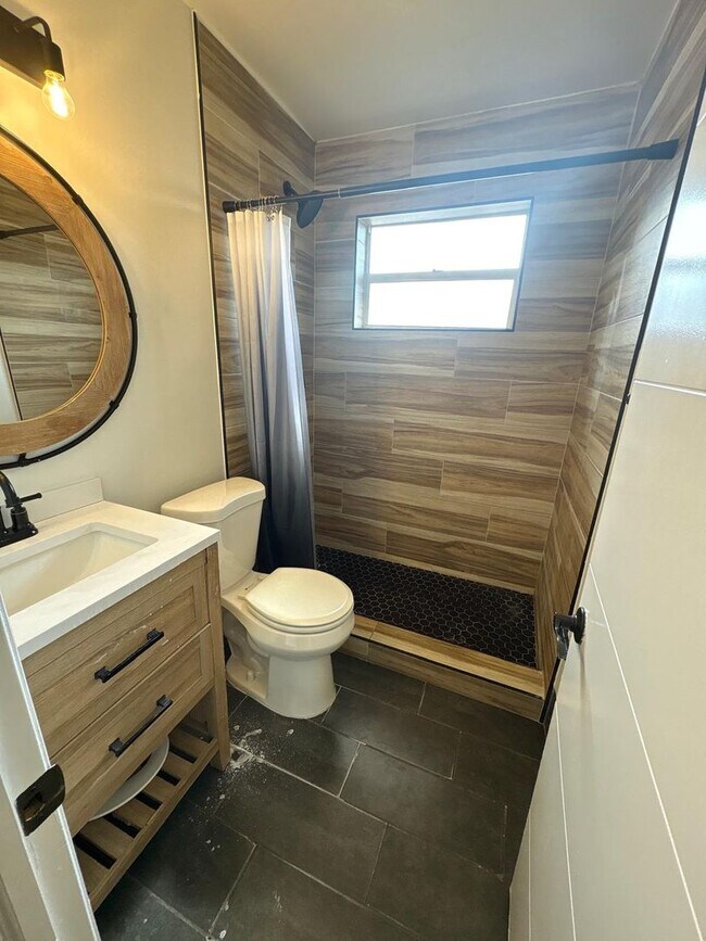 Building Photo - Special Pricing! Beautifully Updated 2-Bedroom Home in Prime Location!