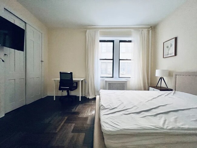Building Photo - Furnished room/NOT APARTMENT