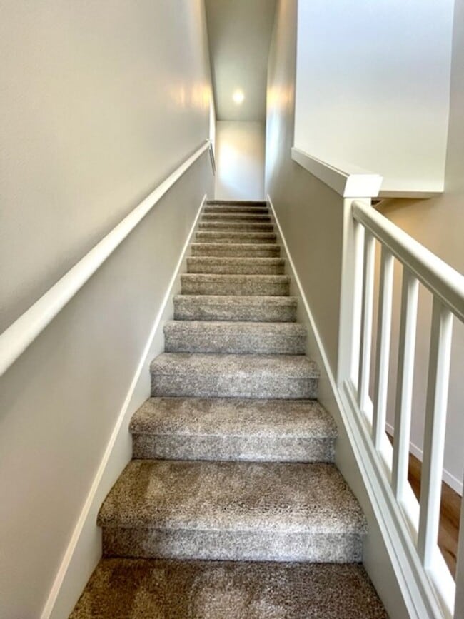 Building Photo - Stunning newer home in NE Bend neighborhood!