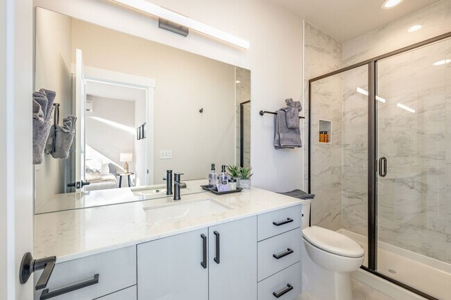 Building Photo - 1600 S Washington St