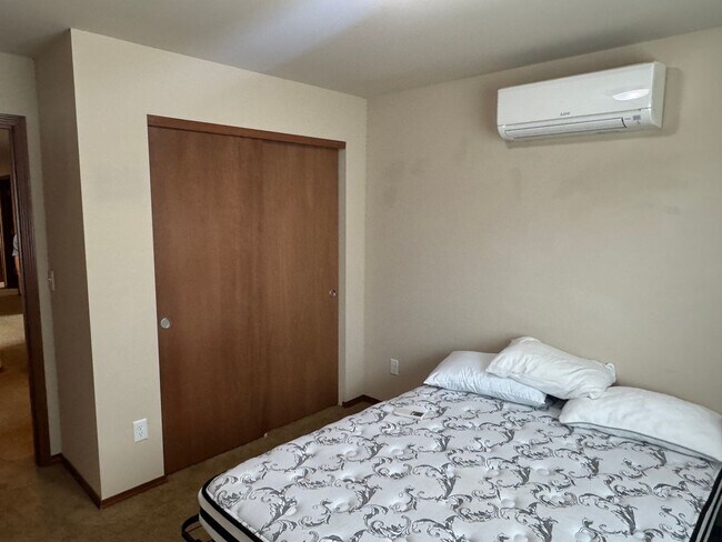 Building Photo - Spacious Vista View Home for Lease