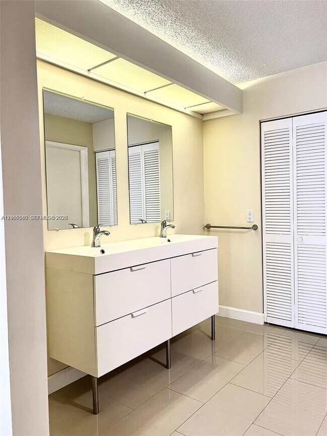 Building Photo - 8830 SW 123rd Ct