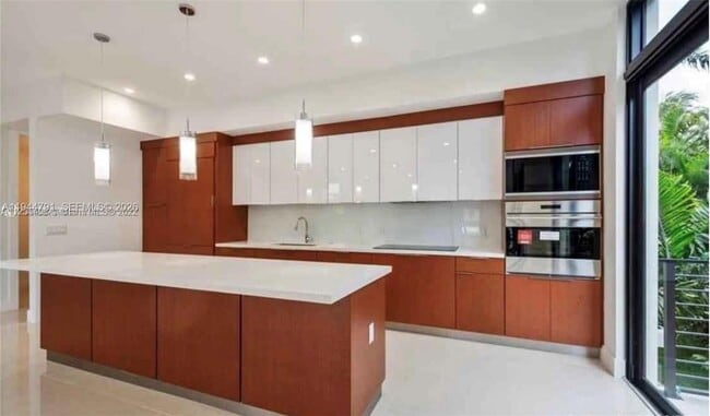 Building Photo - 909 NE 16th Terrace