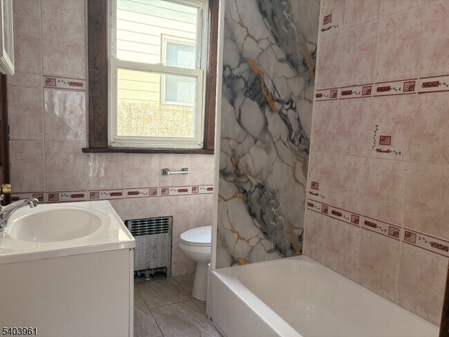 Building Photo - 35 Marsellus Pl