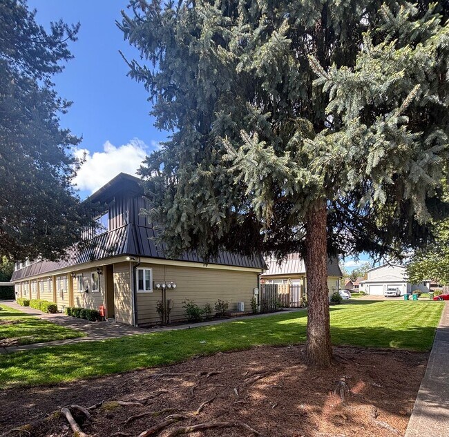 Building Photo - HALF  OFF  1ST  FULL  MONTH'S  RENT   Pet-friendly Townhouse Near Parks and Downtown Newberg