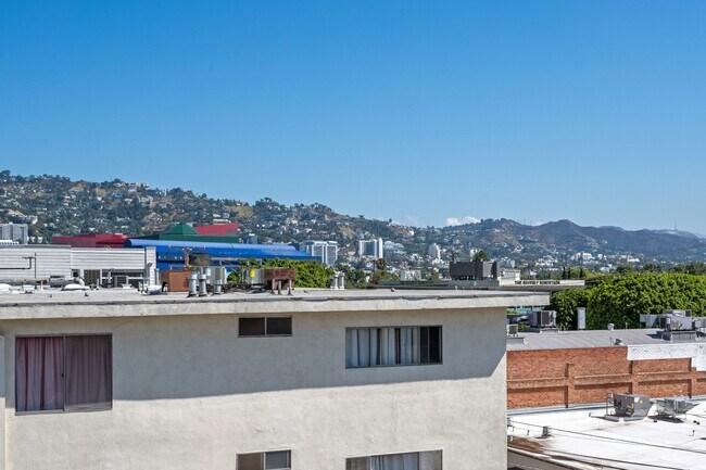 Building Photo - 122 N Clark Dr