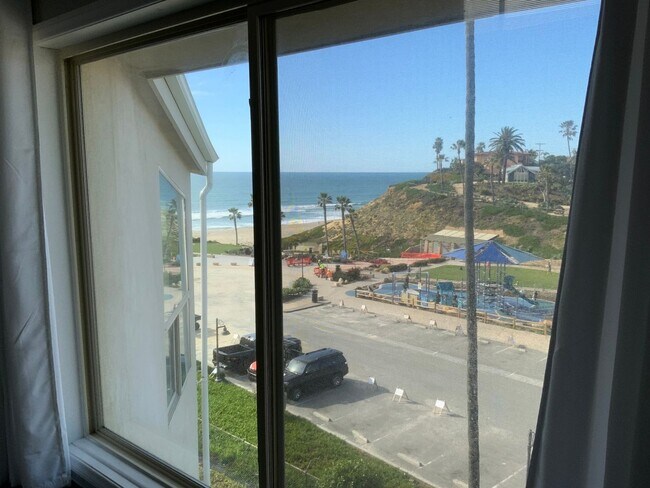 Building Photo - Huge White water condo at Fletcher Cove Solana Beach