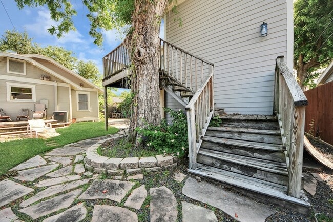 Building Photo - 916 W Cottage St