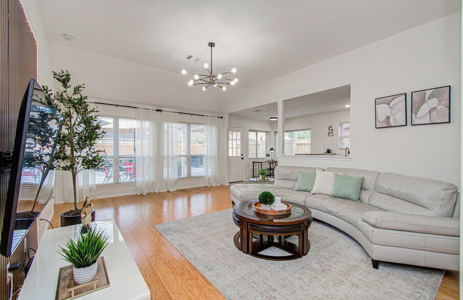 Building Photo - 7207 Crescent Mills Dr