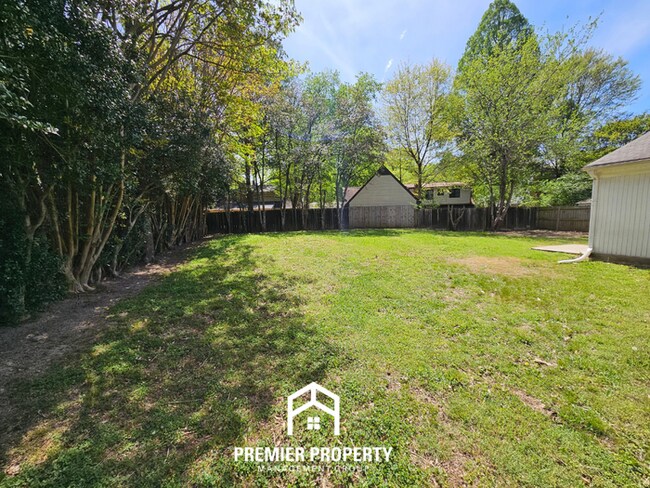 Building Photo - Massive 5BR/3BA Executive Home in East Memphis | Screened Porch & 2,200+ Sq Ft