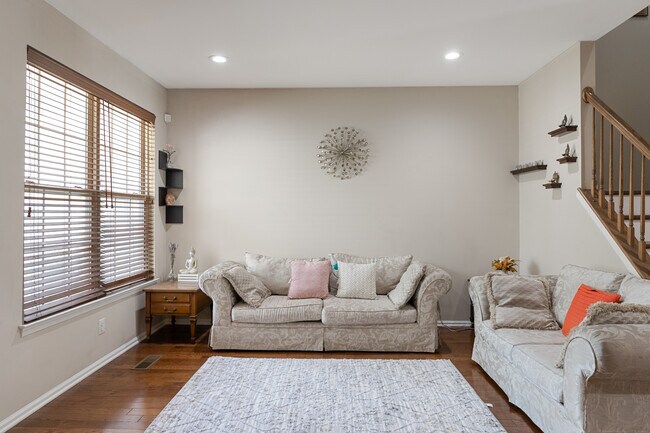 Building Photo - 9 Crest Ct