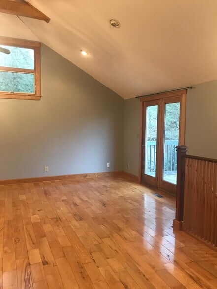 Building Photo - 304 Iron Ridge Loop