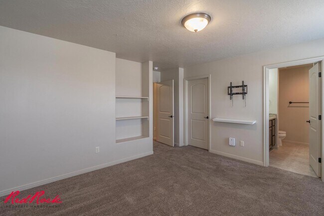 Building Photo - Charming 3 bedroom Townhome. 2 Community Pools!