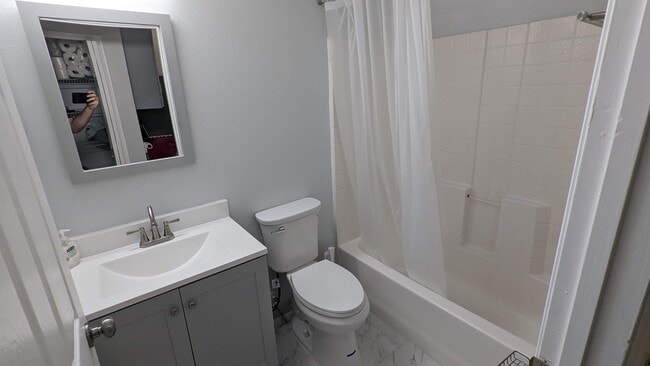 Building Photo - 3048 Pineda Dr